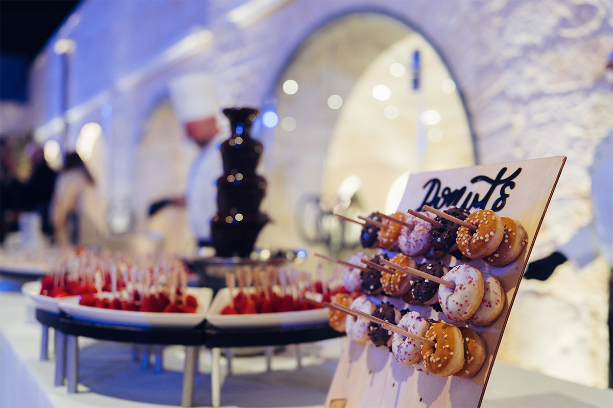Angolo buffet di dolci per un menu matrimonio personalizzato a Il Santissimo.