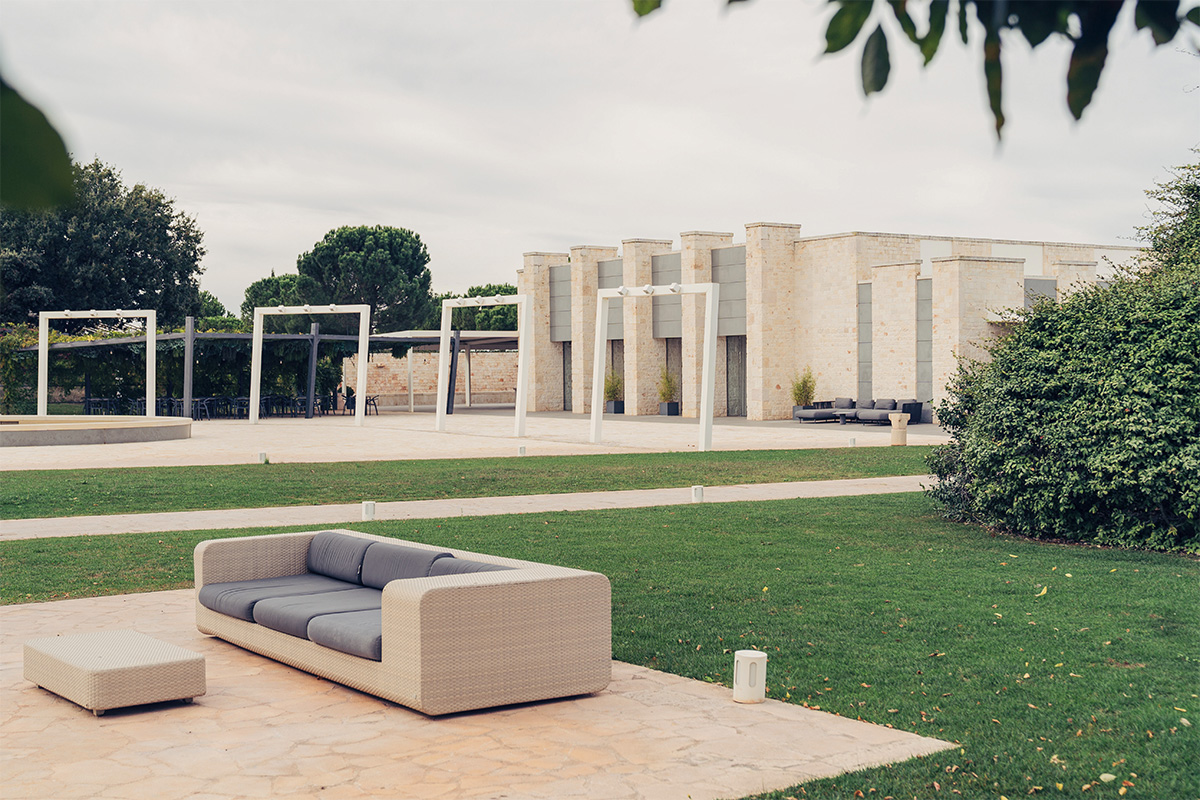 Spazi esterni de Il Santissimo con area lounge per eventi all’aperto.