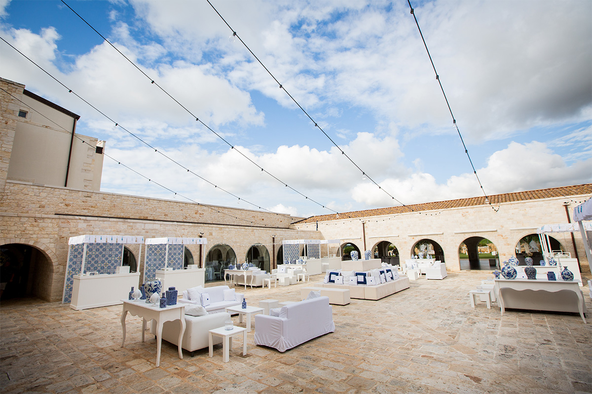 Allestimento per matrimonio nella corte della masseria de Il Santissimo con tavoli e luminarie.