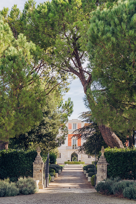 Viale d’ingresso de Il Santissimo, con scalinata, giardino e palazzo storico.