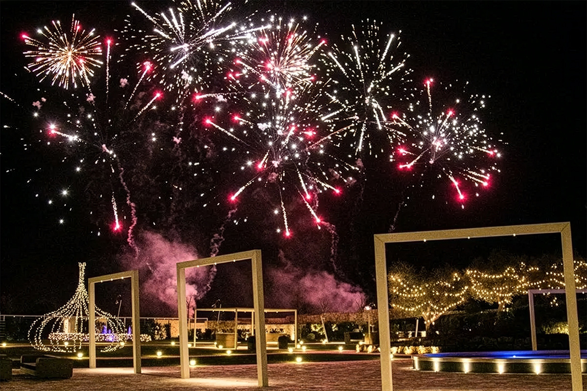 Spettacolo di fuochi d’artificio nel giardino del relais durante un evento serale.