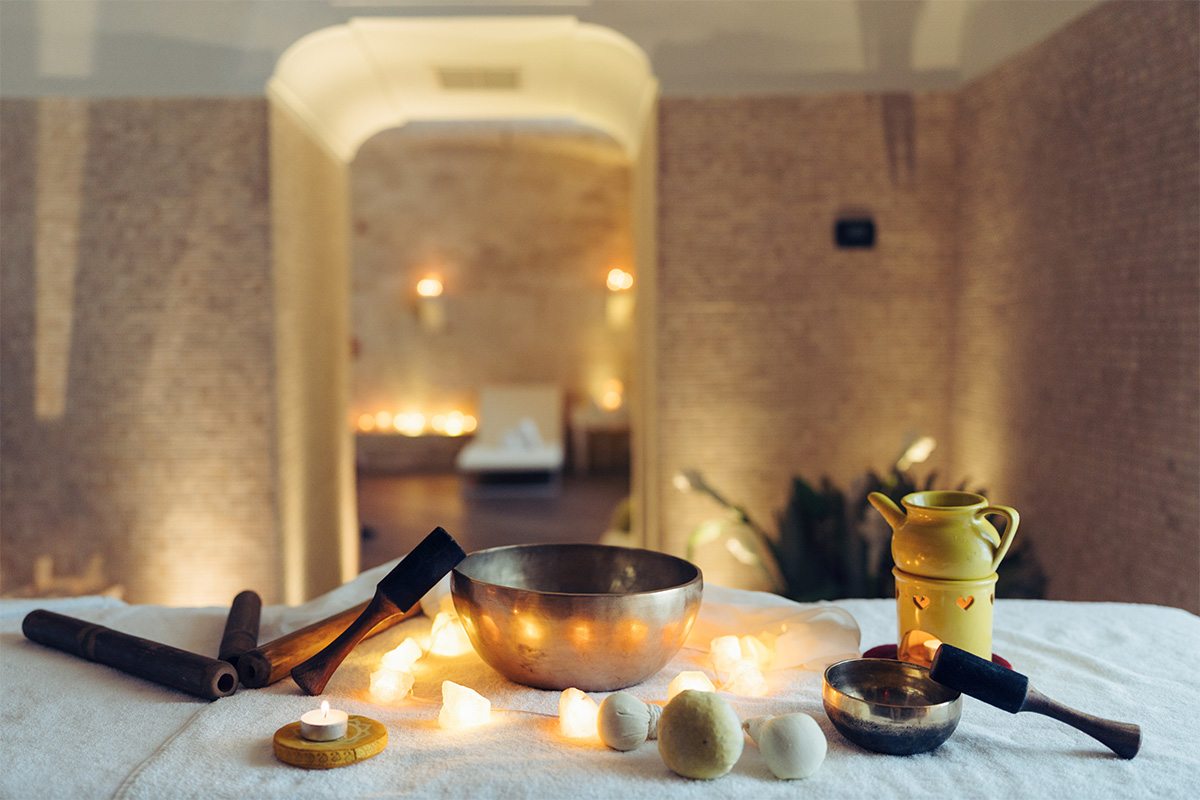Tavolo per trattamento benessere nella spa dell’hotel.