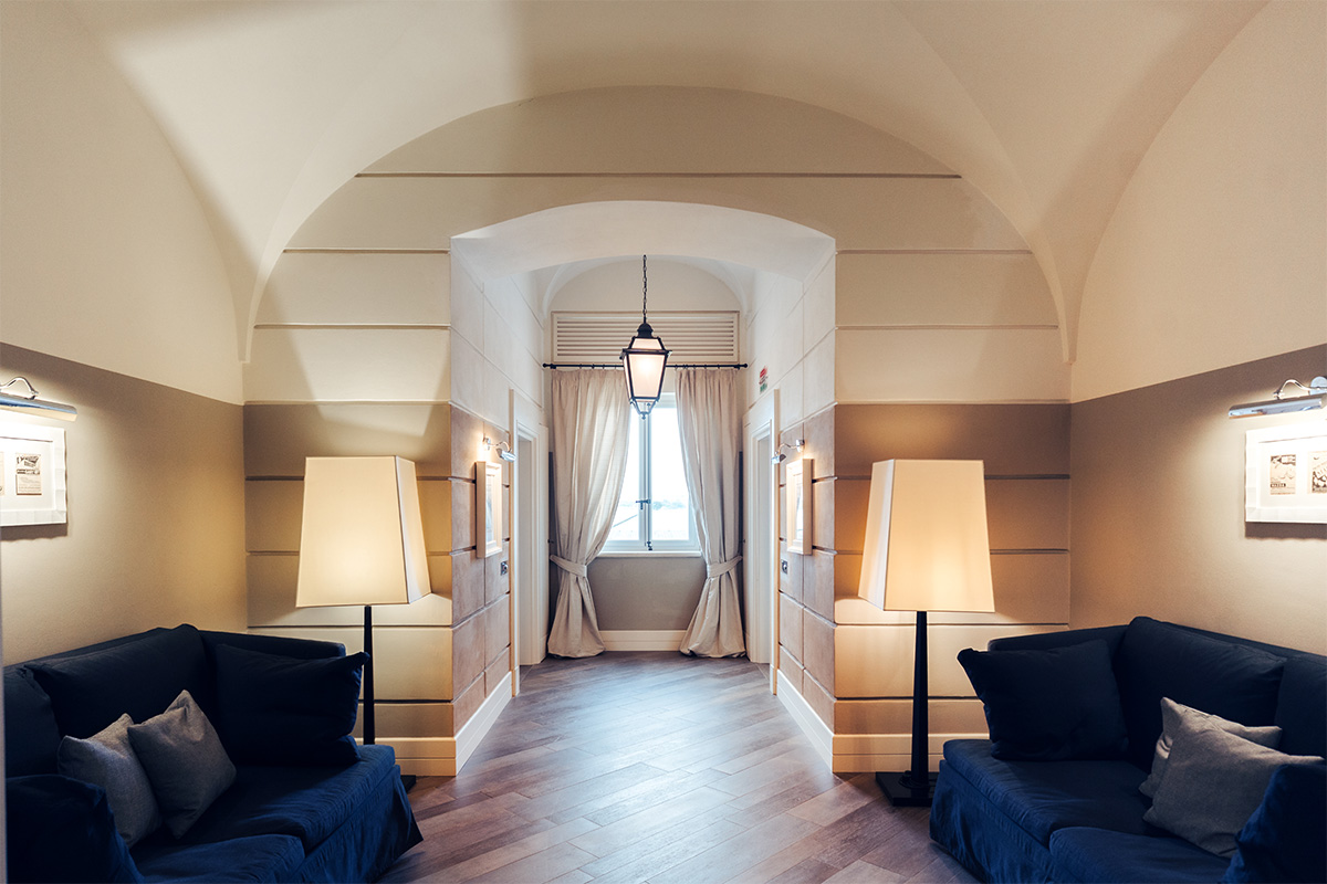 Suite Padronale di hotel Relais Il Santissimo con salotto elegante e volte storiche.