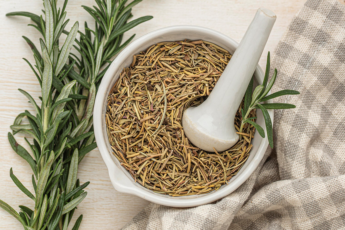 Rosemary and aromatic spices for sensory weddings inspired by natural scents.