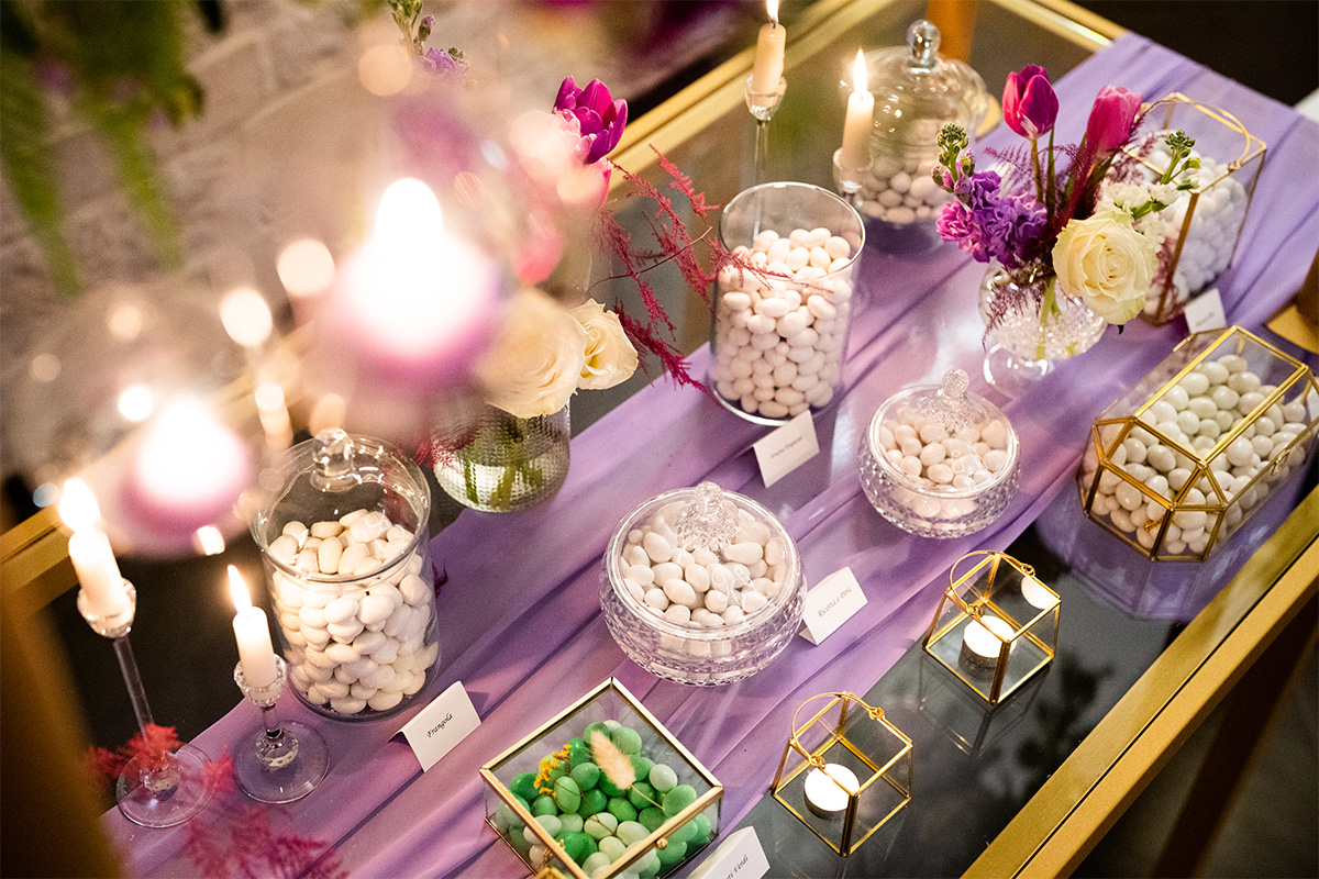 Arrangements with sweets, sugared almonds and decorations for events at Il Santissimo.