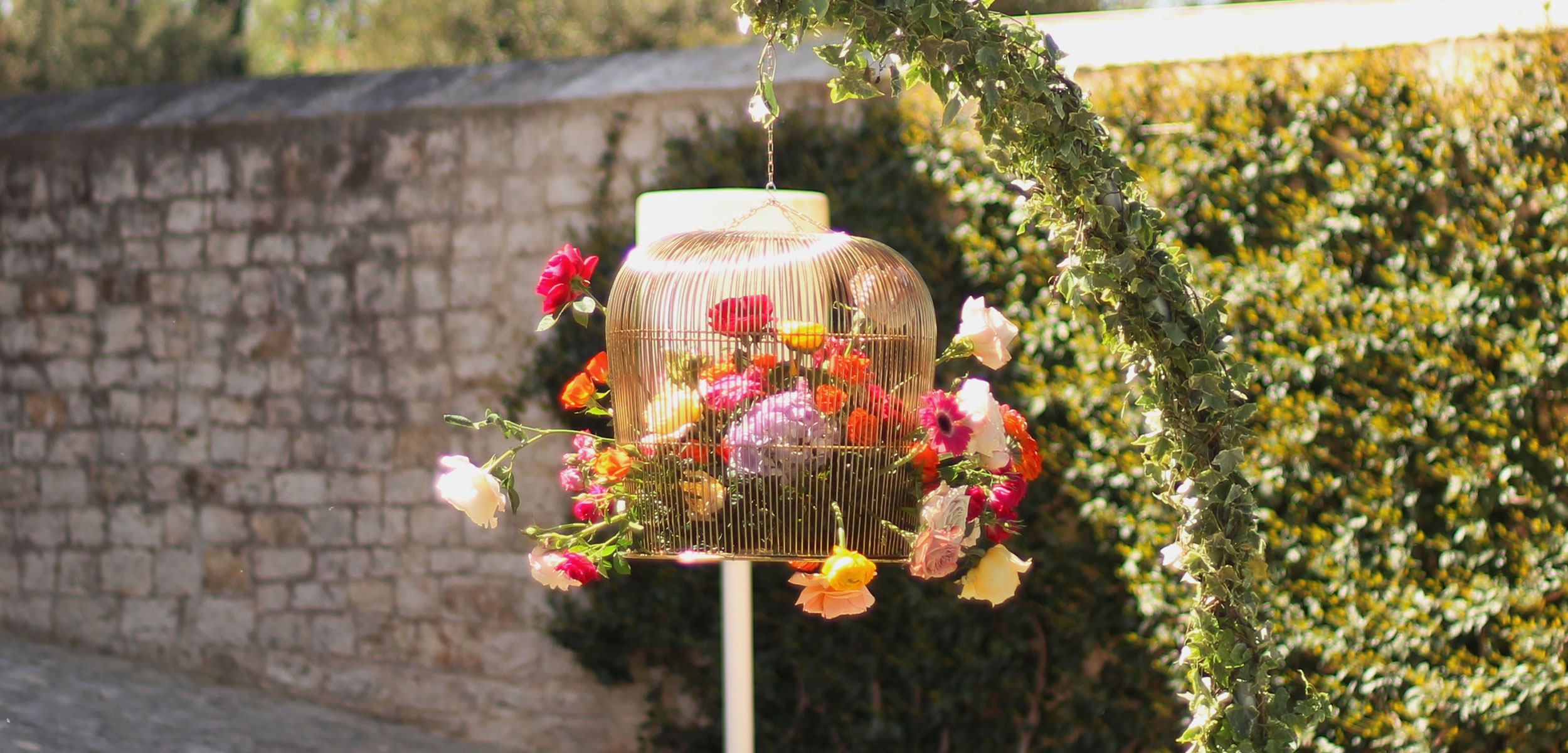Floral arrangement in the garden for an outdoor summer wedding in Bari. 