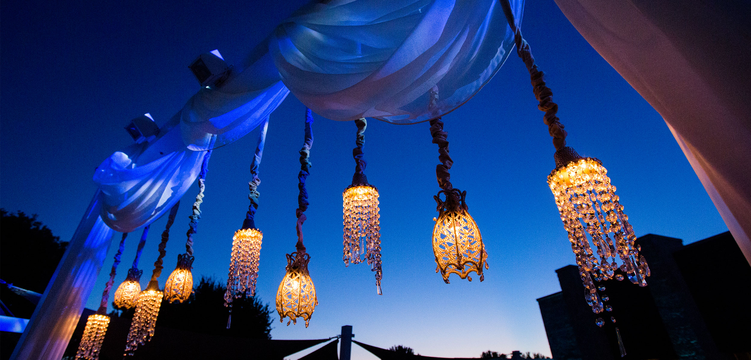 Decorative hanging lamps for a winter wedding in Puglia.