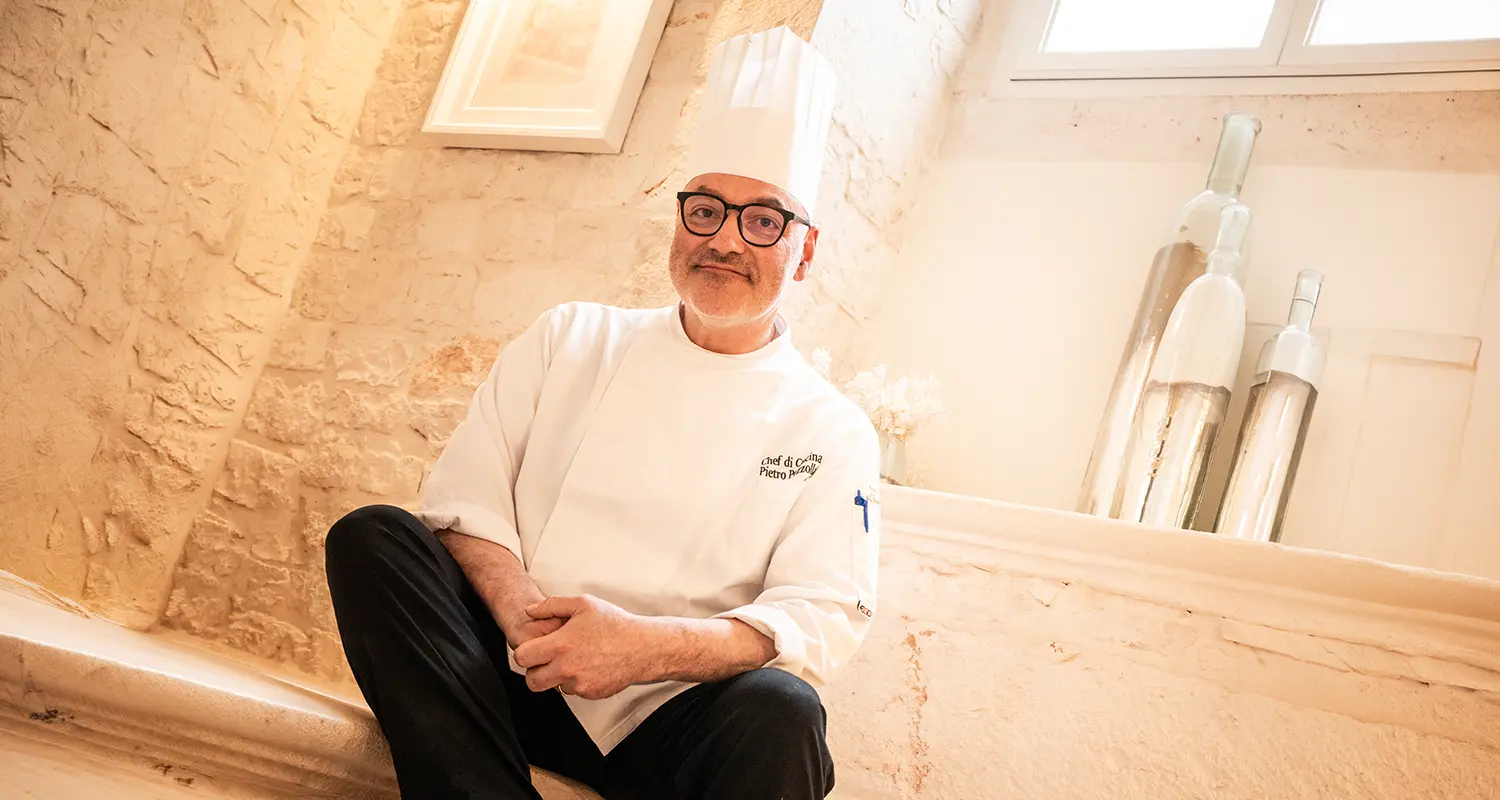 Executive Chef Pietro Pezzolla seduto nella sala in pietra de Il Santissimo.