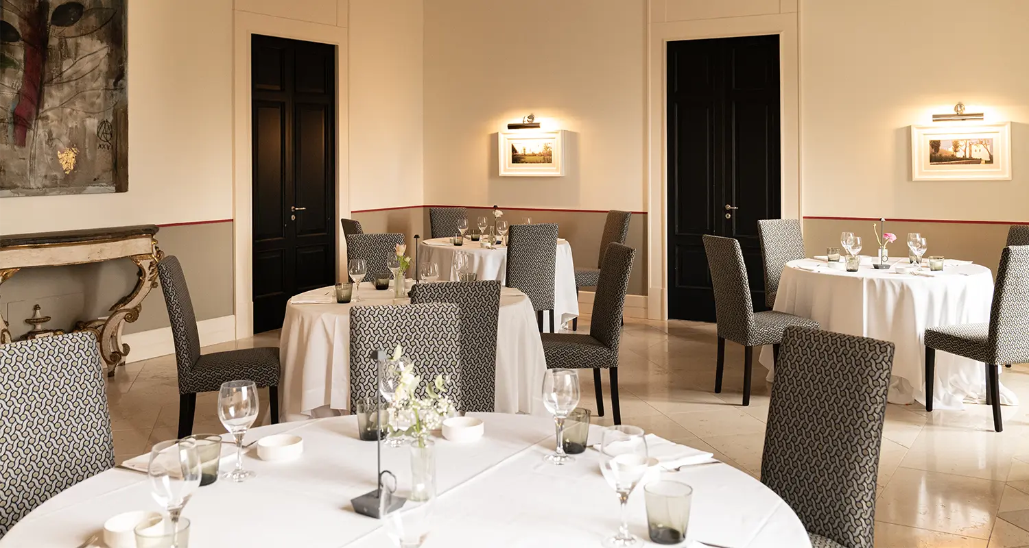 Tavoli apparecchiati elegantemente nella sala ristorante.