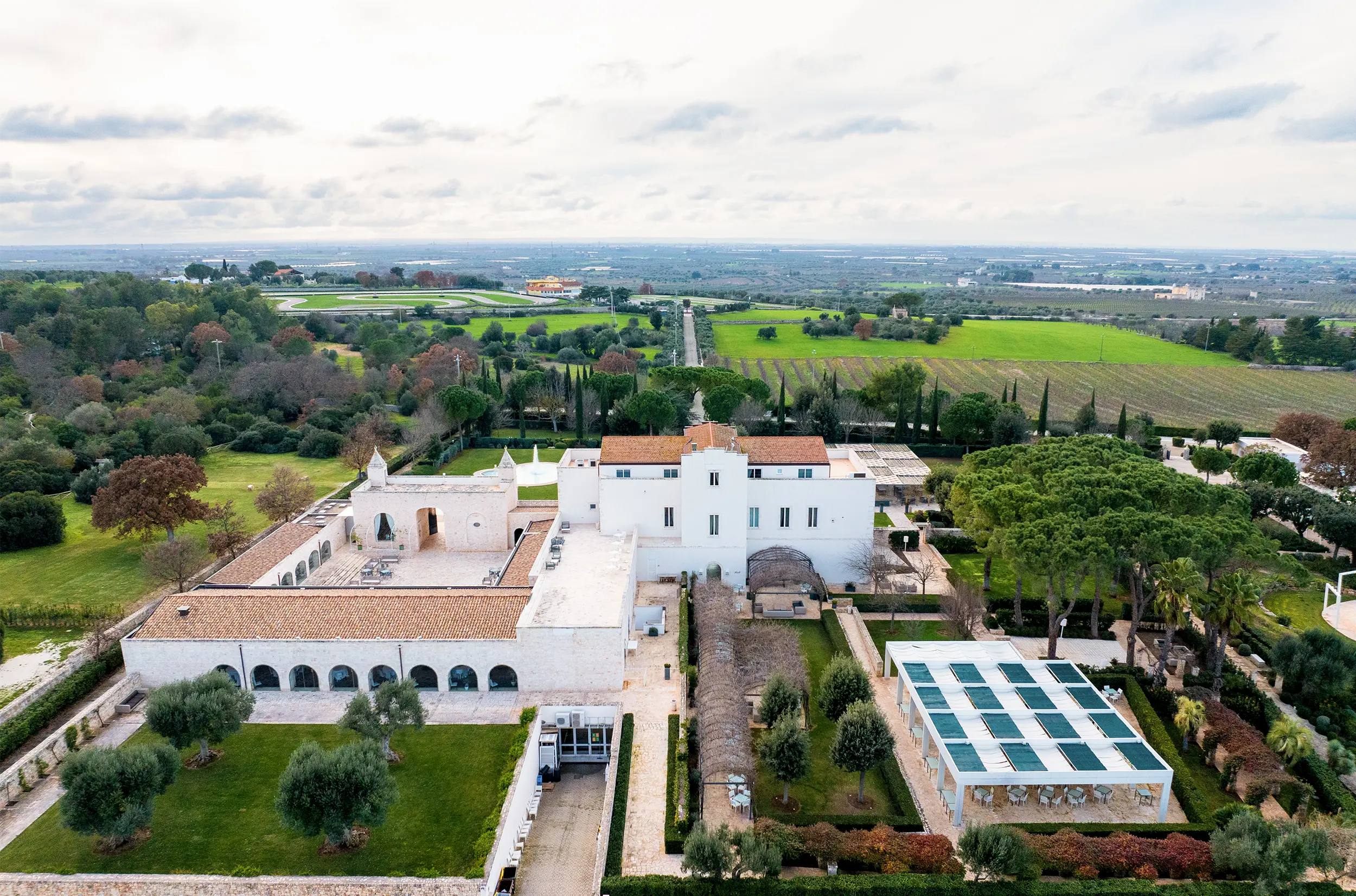 Veduta aerea de Il Santissimo, antica villa con giardini e masseria tra la Murgia e la Val d'Itria.
